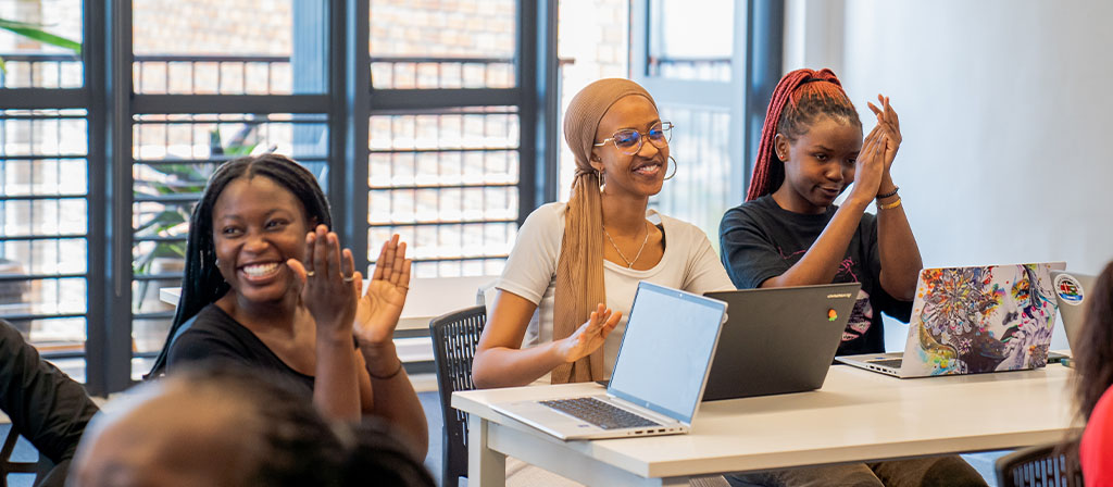 ALU student clapping for Prof Ben Gardner